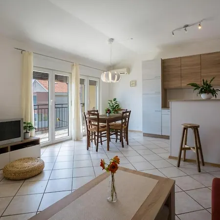 Apartment In 5236 *