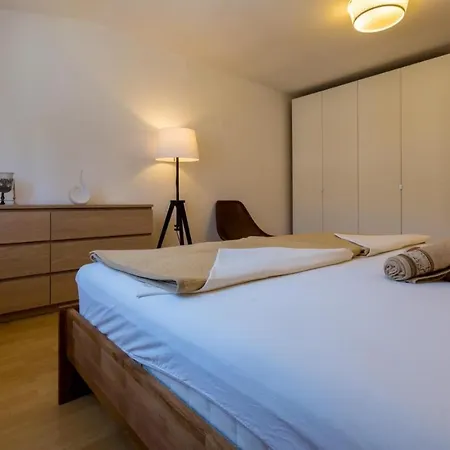 Apartment In 5236 *