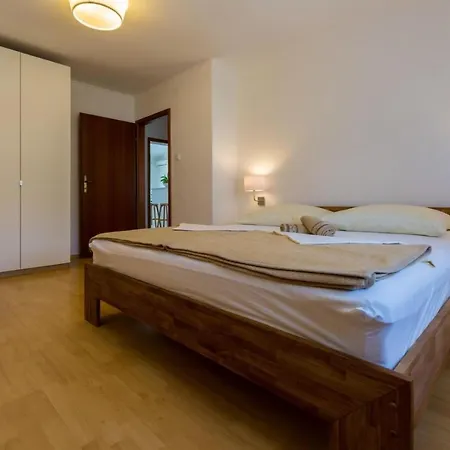 Apartment In 5236 *